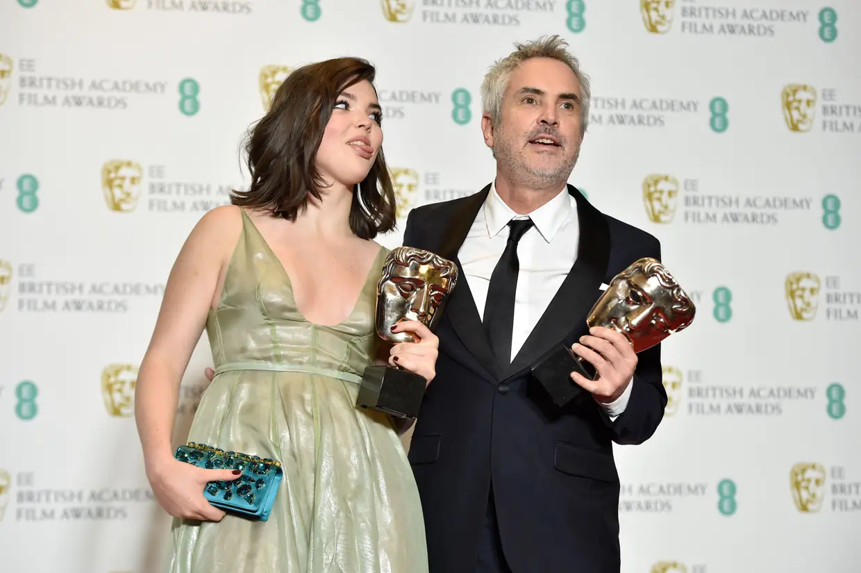 Alfonso Cuarón e a filha Tessa com os prémios de melhor filme e melhor realizador para "Roma"