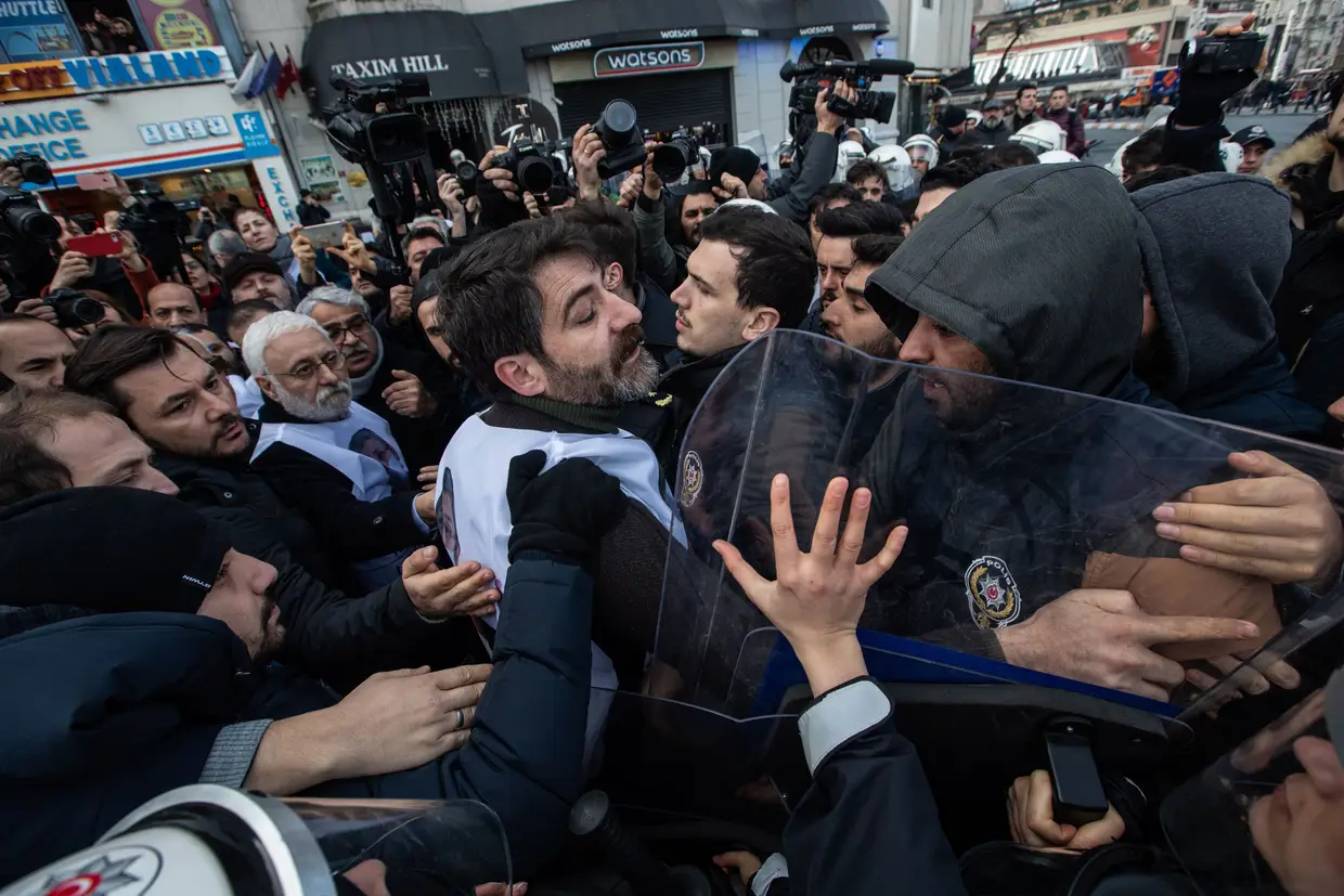 As autoridades turcas impediram, em Istambul, uma manifestação de deputados da oposição pró-curda em solidariedade com uma deputada que está em greve de fome em protesto contra as condições de detenção do chefe da guerrilha curda.