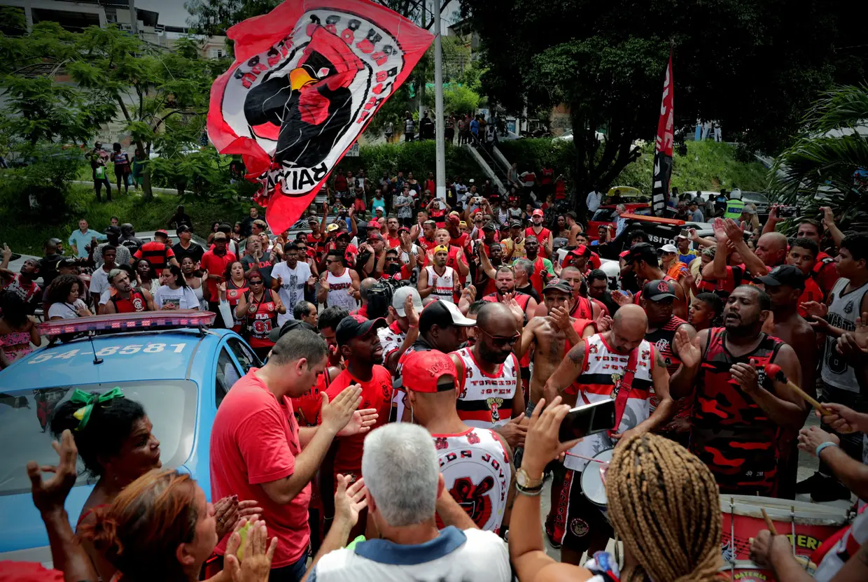 Dezenas de pessoas participam no funeral de Samuel Rosa, um dos 10 jovens jogadores que morreram no incêndio no centro de treinos do Flamengo, no Rio de Janeiro.