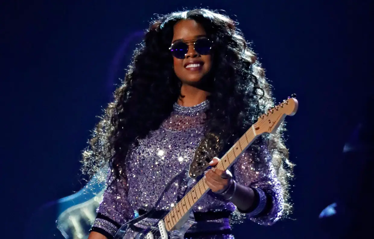 H.E.R. encantou a plateia com "Hard Place"