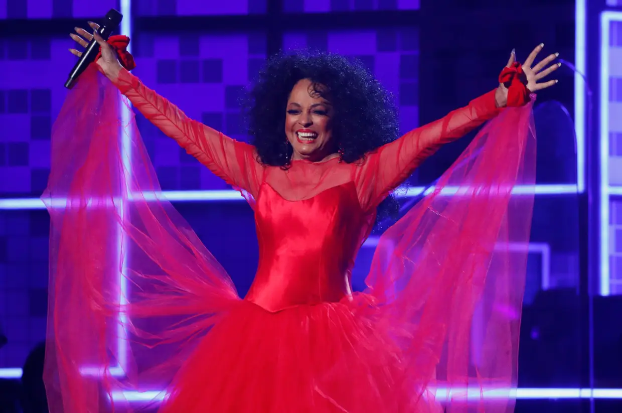 Numa cerimónia onde as mulheres estiveram em destaque, não podia faltar Diana Ross aplaudida de pé quando surgiu no palco para tocar "Reach Out and Touch (Somebody's Hand)" and "The Best Years of My Life".