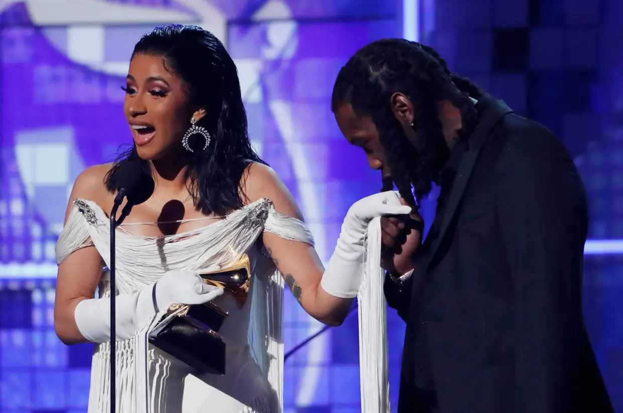 Cardi B fez história como a primeira artista a solo a ganhar o Melhor Álbum de Rap (Lauryn Hill venceu como membro do grupo Fugees nos Grammy de 1997) e, para além do galardão, recebeu um beijo na mão do marido em palco