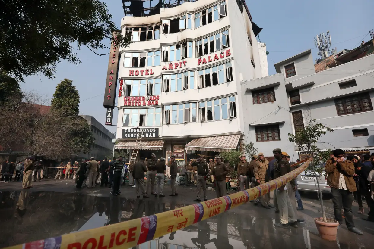 Pelo menos 17 pessoas morreram num incêndio num hotel no centro de Nova Deli, Índia.