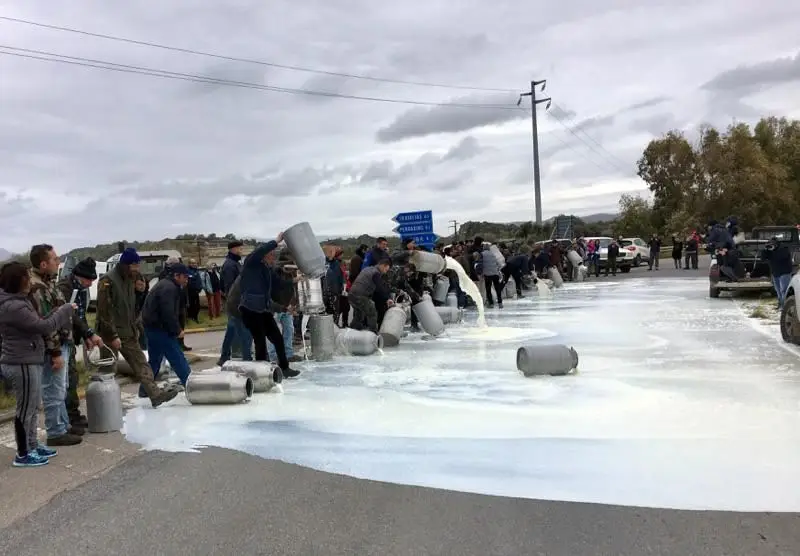 Agricultores espalham leite na rua em protesto contra a queda do preço do leite, Sardenha.