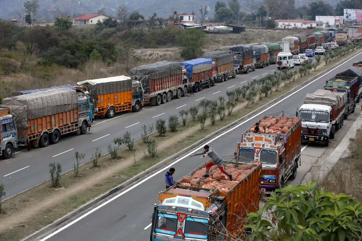 Motoristas esperam pela abertura da autoestrada nacional Srinagar-Jammu, encerrada devido ao mau tempo, Índia.