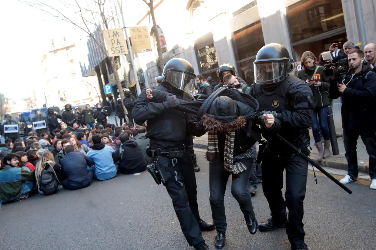 Autoridades prendem um manifestante durante uma concentração de apoio aos 12 dirigentes catalães acusados de rebelião contra o Estado espanhol, em Barcelona.