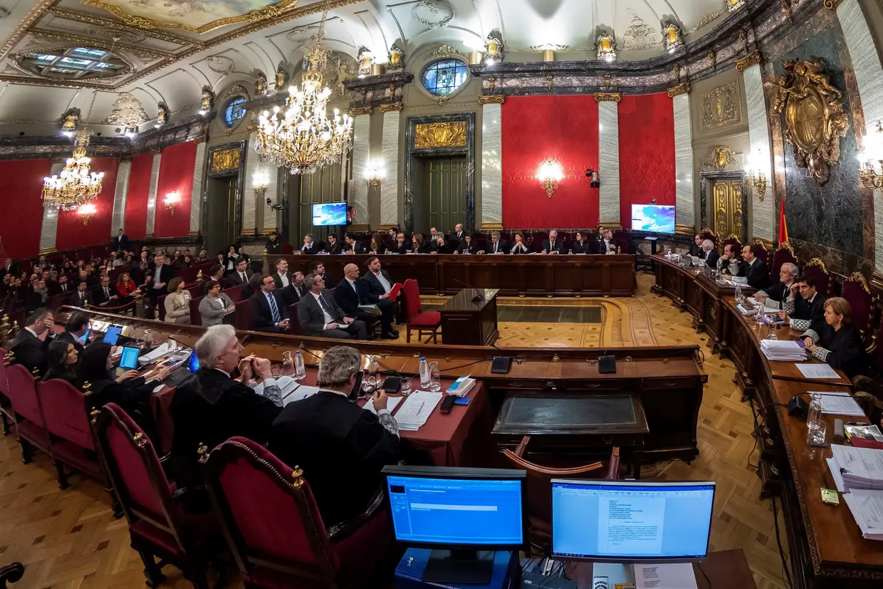Os 12 dirigentes catalães acusados de rebelião contra o Estado espanhol começaram esta terça-feira a ser julgados, no Supremo Tribunal de Madrid, Espanha.