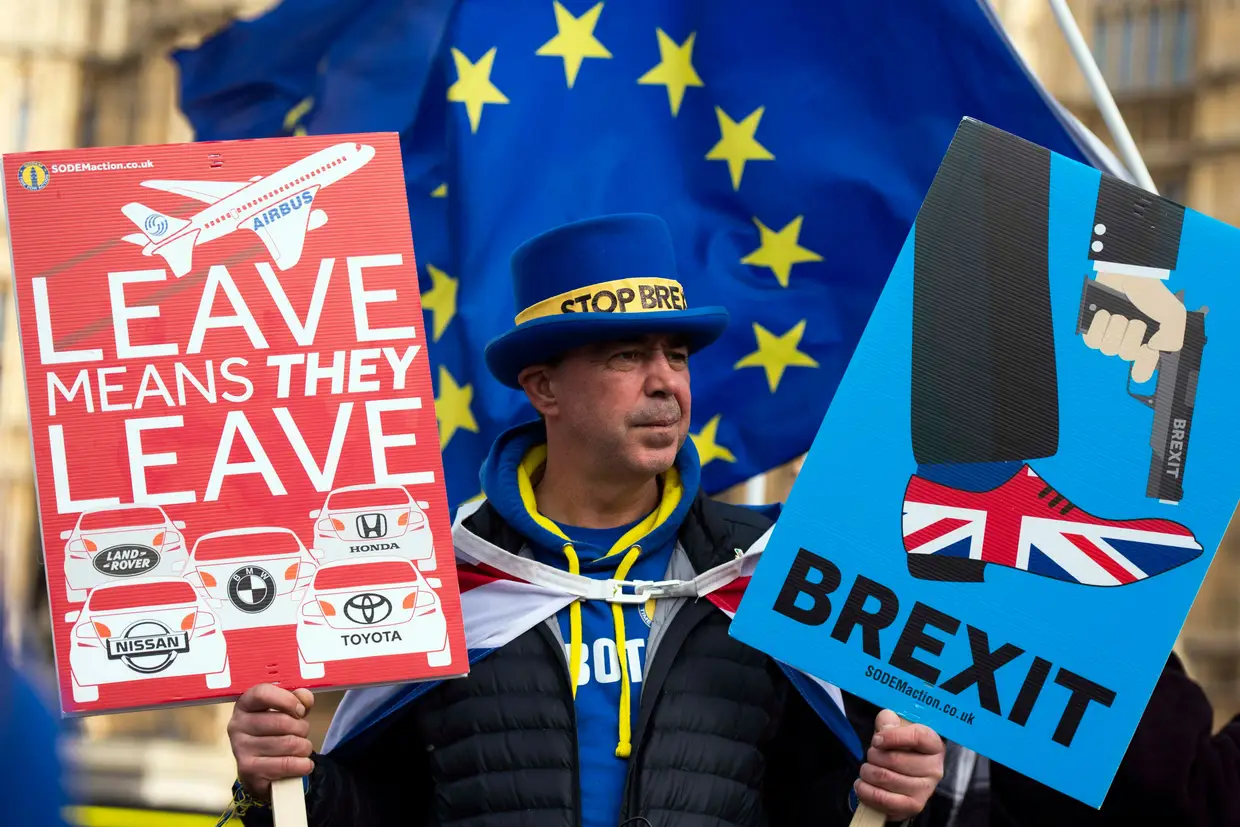 Manifestante protesta contra o Brexit, junto ao Parlamento britânico, em Londres.