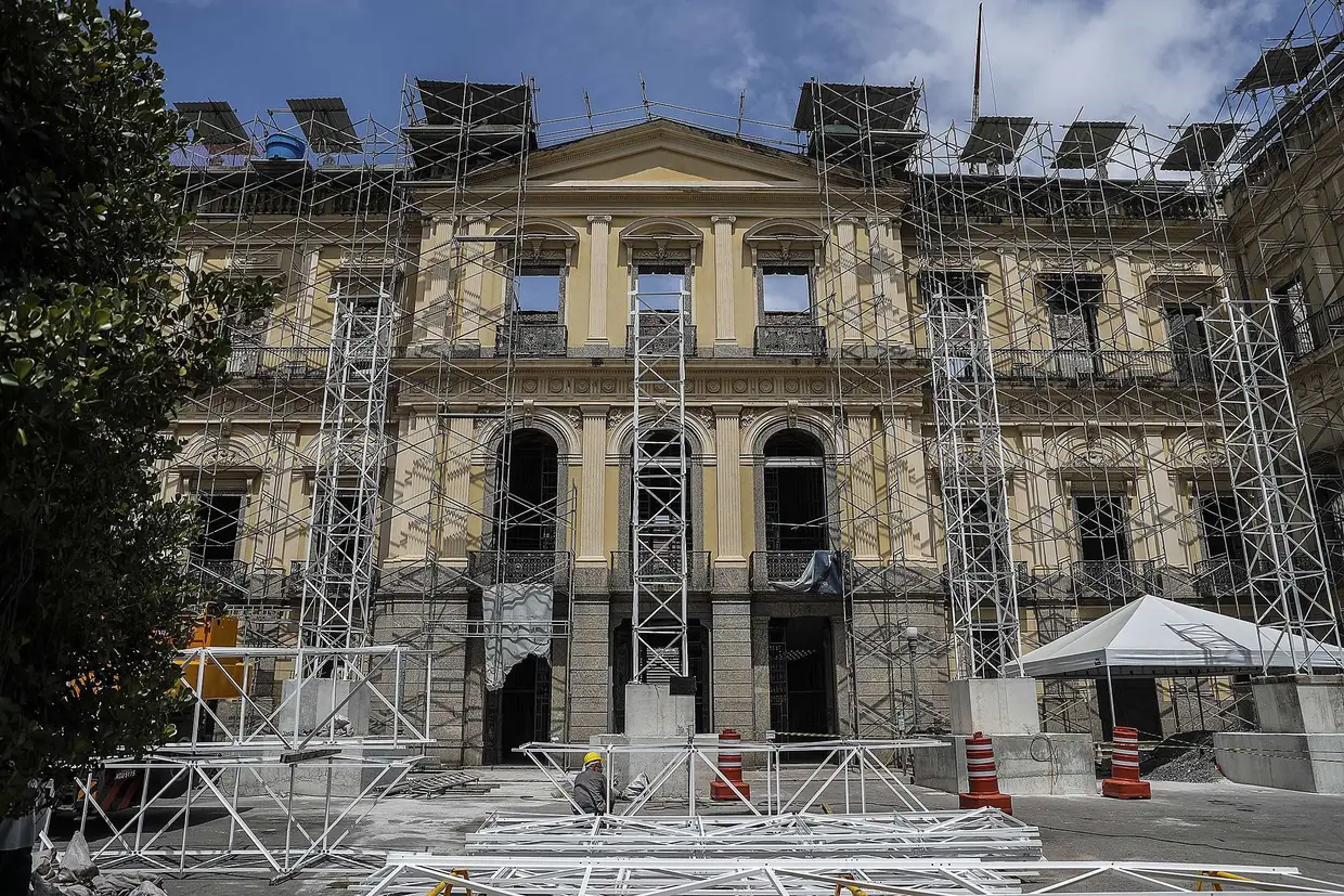 Os trabalhos de reconstrução do Museu Nacional do Rio de Janeiro, destruído por um incêndio há cinco meses.