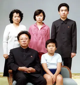 A primeira foto do líder norte-coreano Kim Jong Il com o filho primogénito Kim Jong Nam (em cima à direita) meio irmão do atual líder de Pyongyang e que foi assassinado em 2017 na Malásia, com a tia (irmã da mãe da atriz Sung Hye Rim, conhecida como a amante de Kim Jong Il) e os dois irmãos Lee Nam Ok, atrás ao centro e Lee Il Nam, atrás ao centro. O atual líder Kim Jong-Un é filho de outra mulher, a esposa oficial de Kim Jong Il. Foto tirada em Pyongyang em 1981