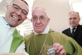Papa tira fotografia com crachá onde se lê "Vamos abrir os portos"
