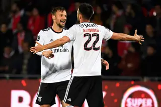 Benfica vence e segue na perseguição ao FC Porto