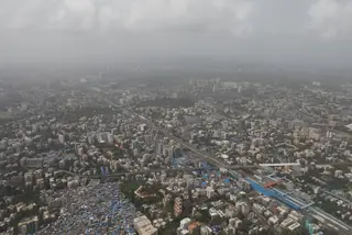 A cidade de Bombaim dos nossos dias, coberta de poluição.