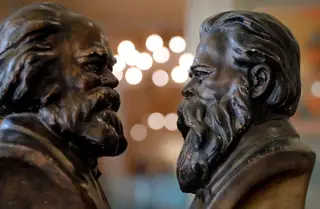 Bustos de Friedrich Engels, à direita, e Karl Marx, em exposição numa leiloeira em Bucareste, Roménia.