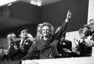 Margaret Tatcher (1925-2013) foi primeira mulher a ocupar o cargo de primeira-ministra na Europa, em 1979, e que se manteve mais tempo no cargo no Reino Unido, desde 1827. O seu mandato foi assinalado pela reivindicação da soberania britânica sobre as Ilhas Falkland (Malvinas), Argentina.