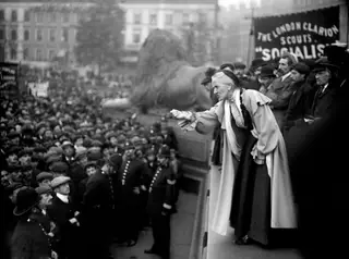 1910 - Charlotte Despard, sufragista britânica e referência na luta pelos direitos da mulher, num discurso em Trafalgar Square, em Londres, em defesa do direito ao voto.