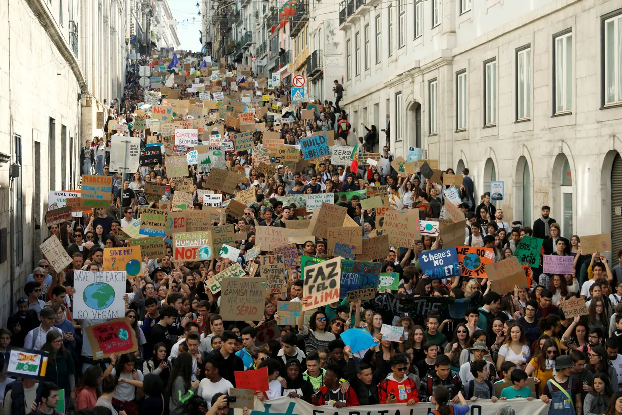 Estudantes durante a greve climática a exigir mudanças pelo clima, em Lisboa.