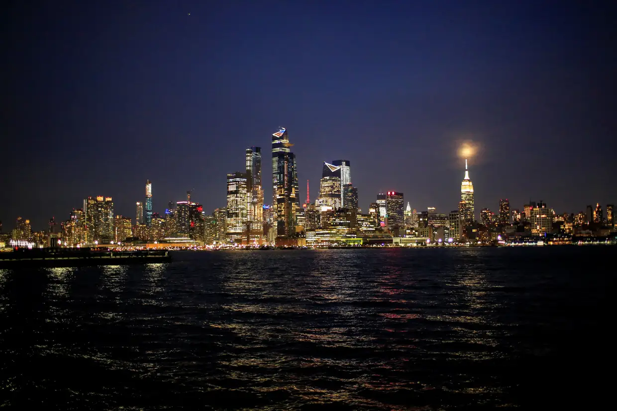 A cidade de Nova Iorque iluminada pela Superlua.