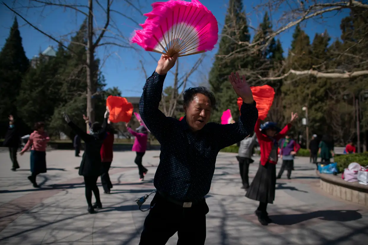Locais dançam num parque em Pequim, na China.