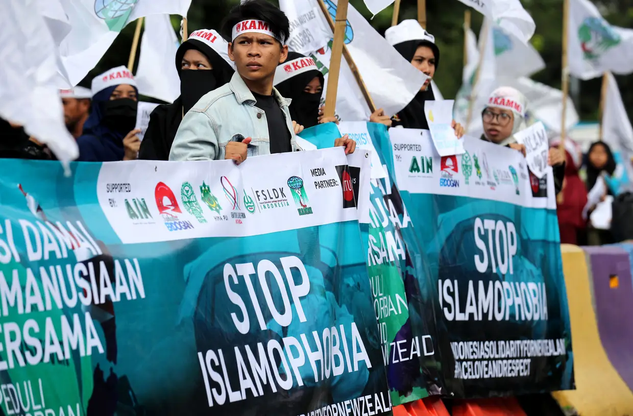 Estudantes indonésios muçulmanos protestam contra a islamofobia, em Jacarta, numa manifestação de homenagem às vítimas do ataque na Nova Zelândia.