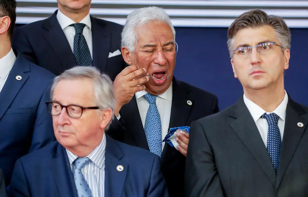 O primeiro-ministro António Costa limpa os óculos antes da fotografia de família com os líderes europeus, em Bruxelas, Bélgica.