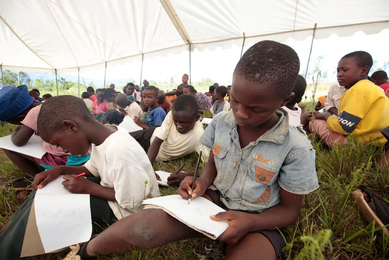 Após a passagem do ciclone Idai pelo Zimbabué, muitas crianças começaram a ter aulas com uma organização de apoio psicológico que, para além de oferecer apoio, ensina técnicas especializadas e de construção.