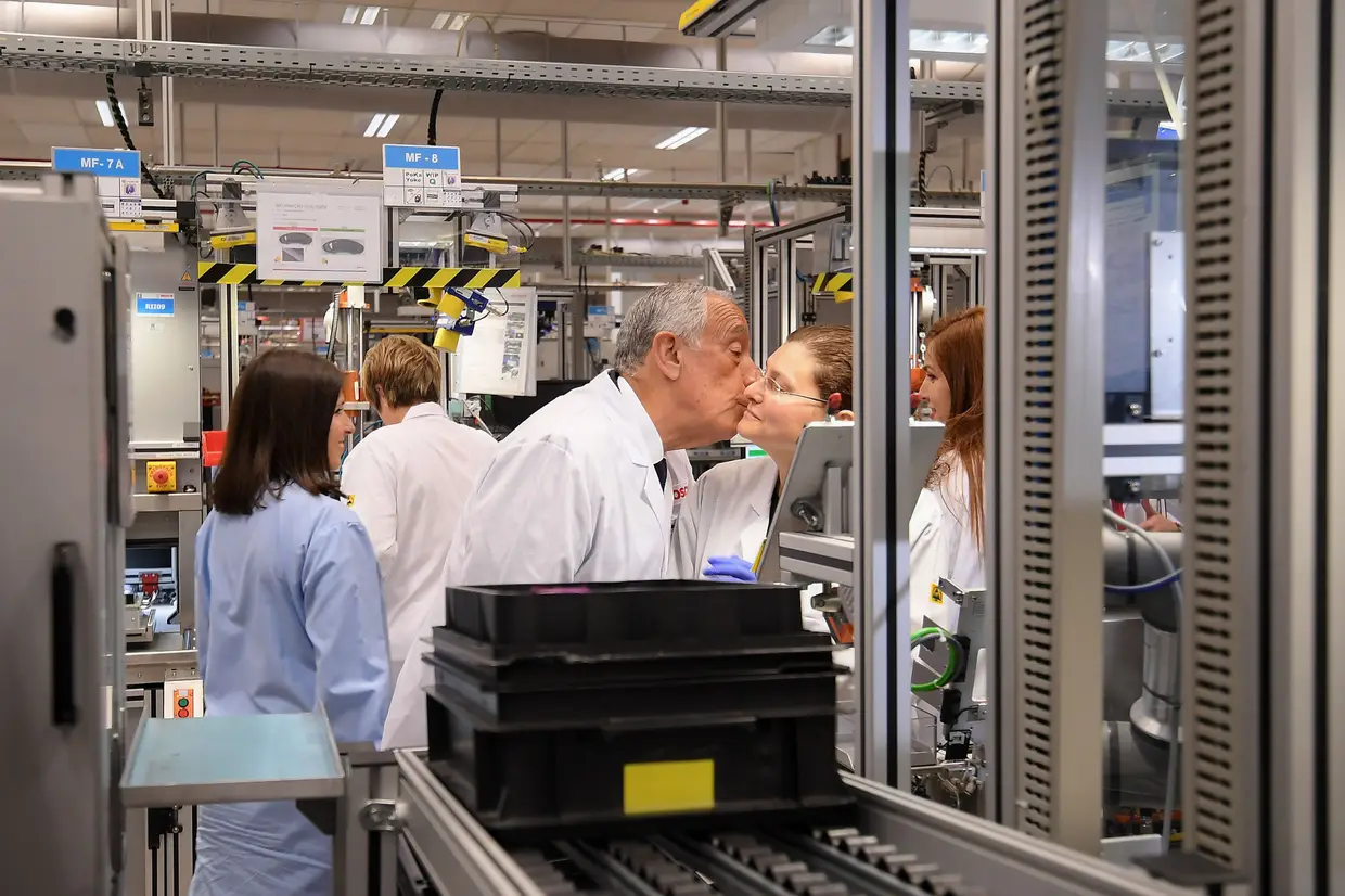 O Presidente da República, Marcelo Rebelo de Sousa, cumprimenta uma funcionária durante a inauguração dos novos edifícios da Bosch, em Braga.