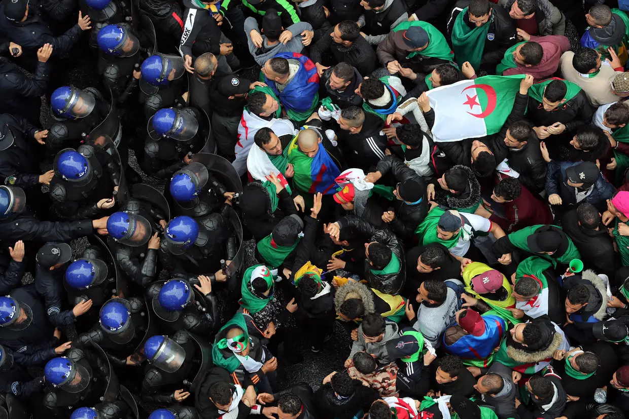 Manifestantes entram em confronto com as autoridades, em Argel, Argélia. Protestam contra a extensão do mandato do Presidente Abdelaziz Bouteflika.