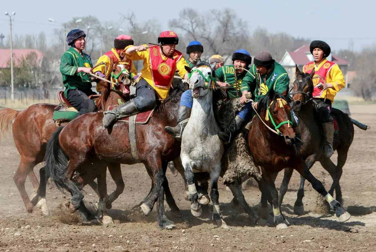 Cavaleiros praticam Kok-boru, um desporto tradicional da Ásia Central, nas celebrações do Navruz, que celebra o Ano Novo do calendário persa, em Bishkek, no Quirguistão.