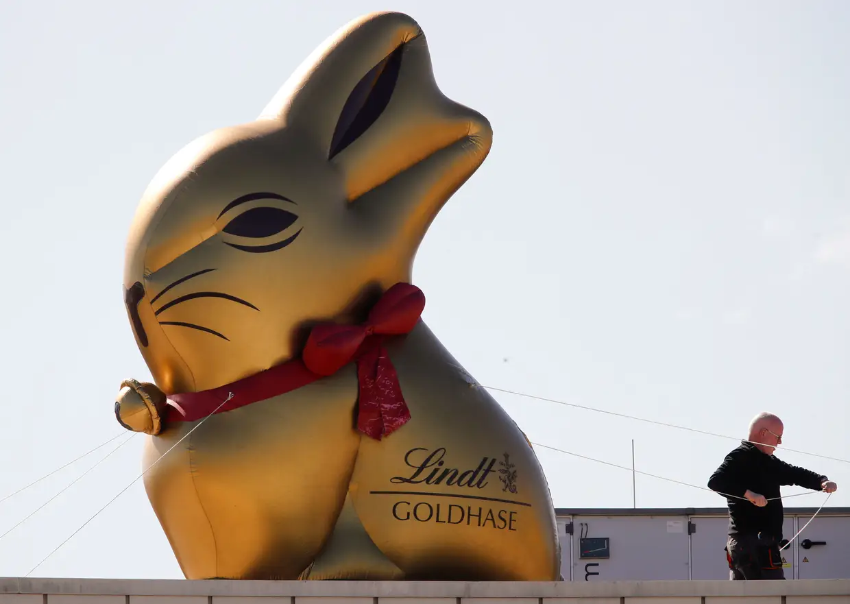 Um coelho gigante que promove a marca de chocolates Lindt, em Colónia, Alemanha.