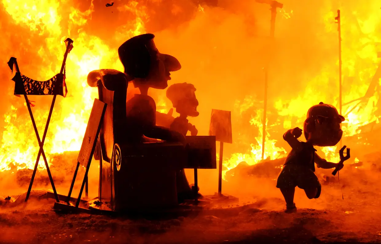 Figuras satíricas em chamas no final do Festival Fallas, as festas de Valência, em Espanha, que dão as boas vindas à primavera.
