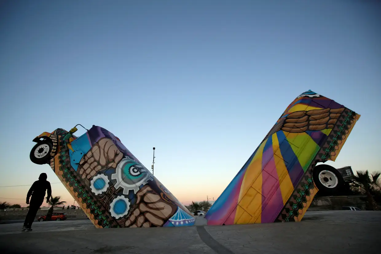 O monumento "Ser Fronterizo", um autocarro escolar norte-americano cortado pela metade, em homenagem aos trabalhadores fabris que usam os transportes públicos todos os dias para ir trabalhar. Ciudad Juárez, México.