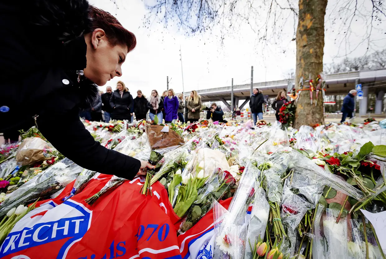 Flores deixadas uma semana após o ataque que matou três pessoas em Utrecht, Holanda.
