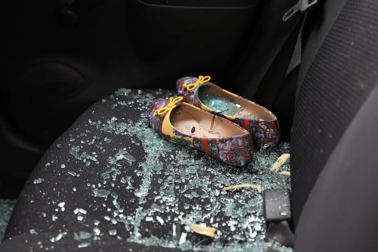 Destroços causados por um foguete lançado do território palestiniano, que provocou sete feridos ao norte de Telavive.