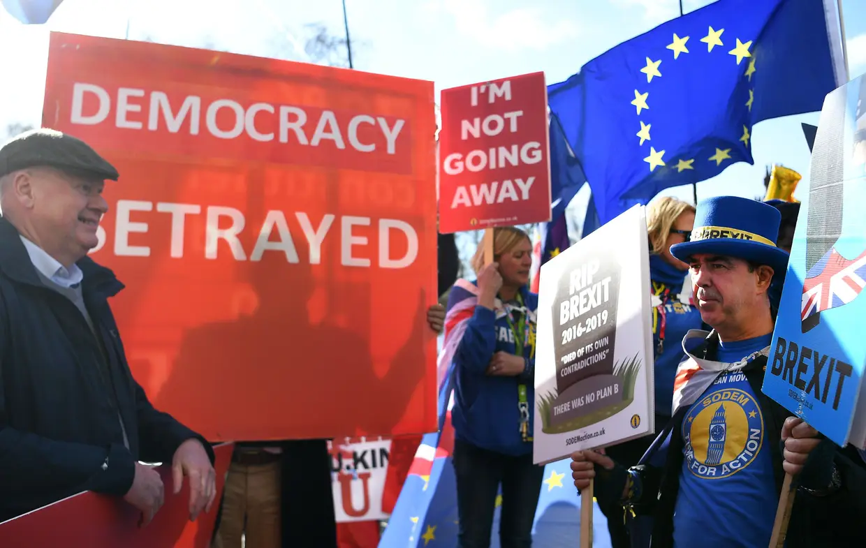 Demonstrações contra e a favor do Brexit junto ao Parlamento britânico, Londres.