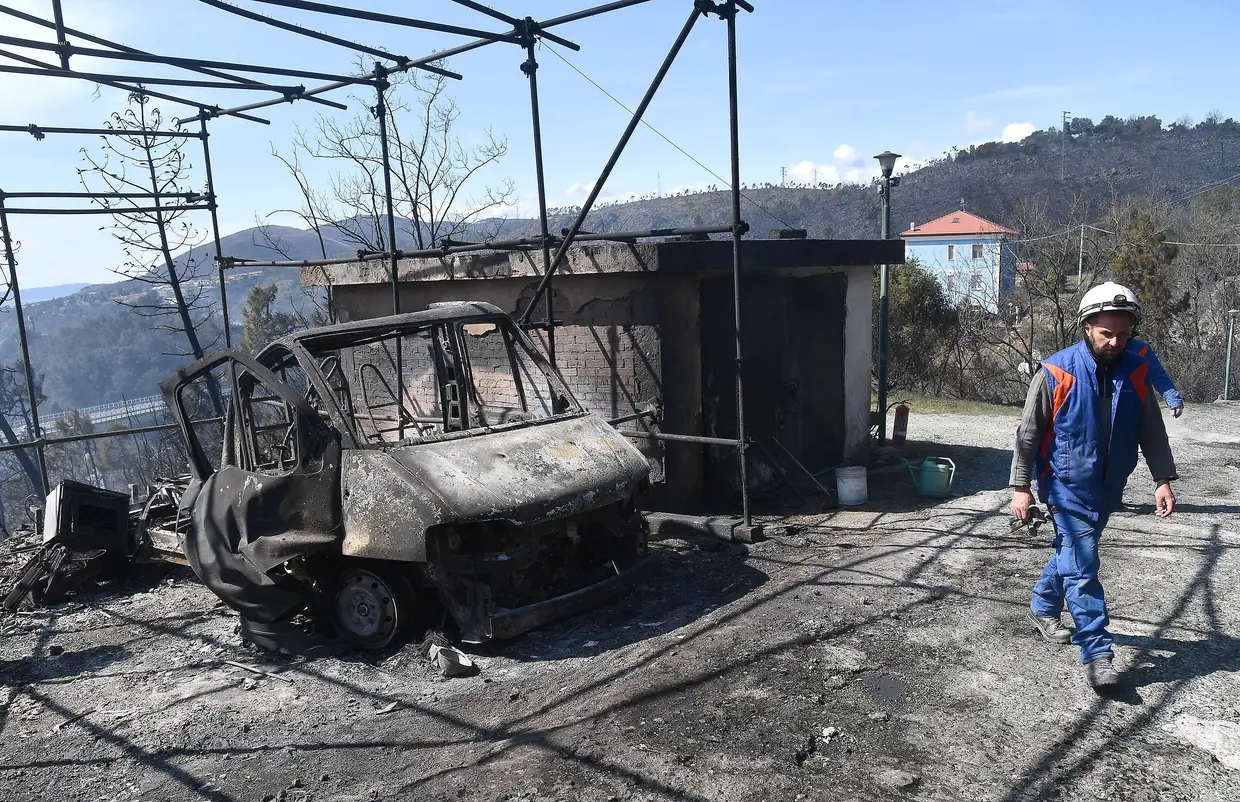 A destruição provocada por um incêndio florestal nas colinas de Cogoleto, uma pequena cidade perto de Génova.