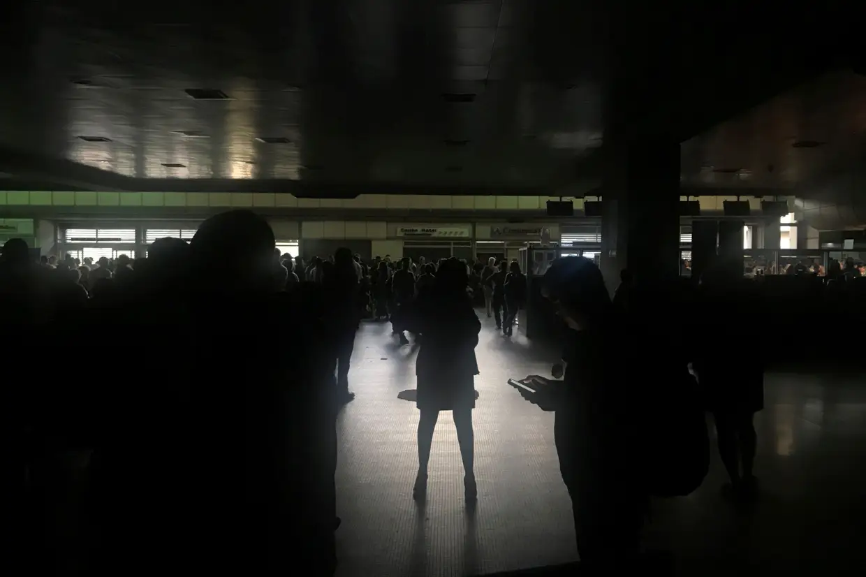 Passageiros durante um apagão no aeroporto de Caracas, na Venezuela.