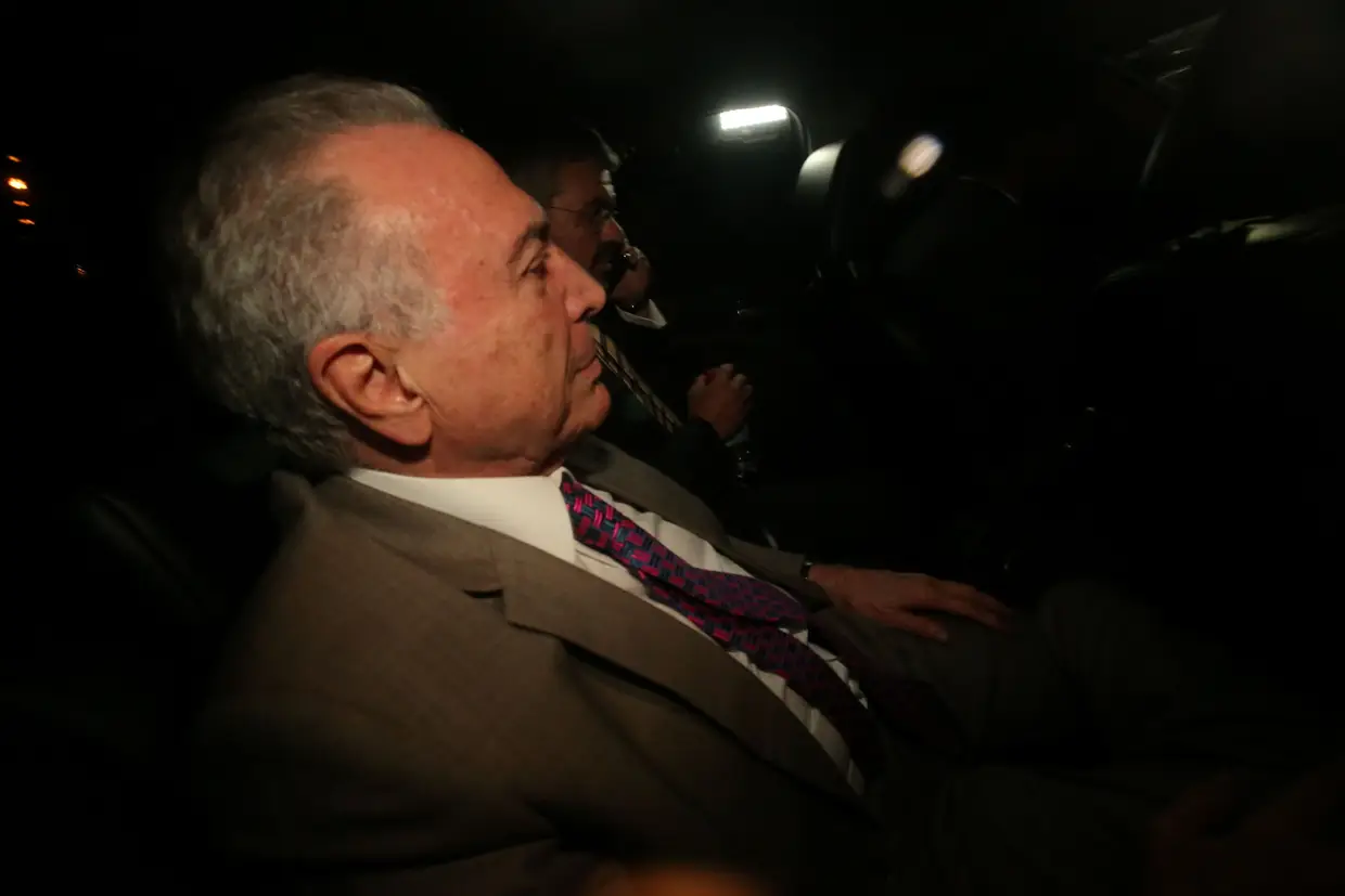 O ex-Presidente do Brasil, Michel Temer, chega à sua casa em São Paulo.