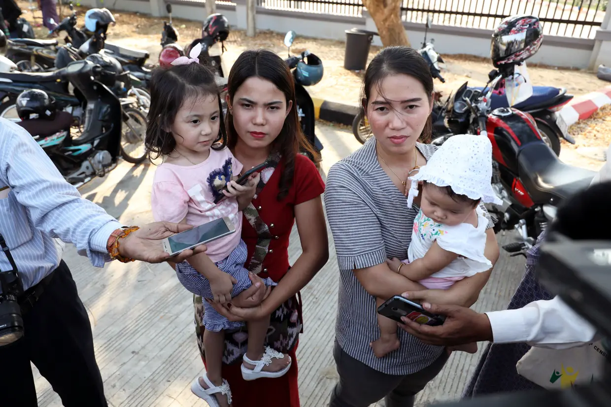 Familiares dos jornalistas da Reuters presos, Wa Lone e Kyaw Soe Oo, conversam com a imprensa após uma audiência no Supremo Tribunal de Myanmar.