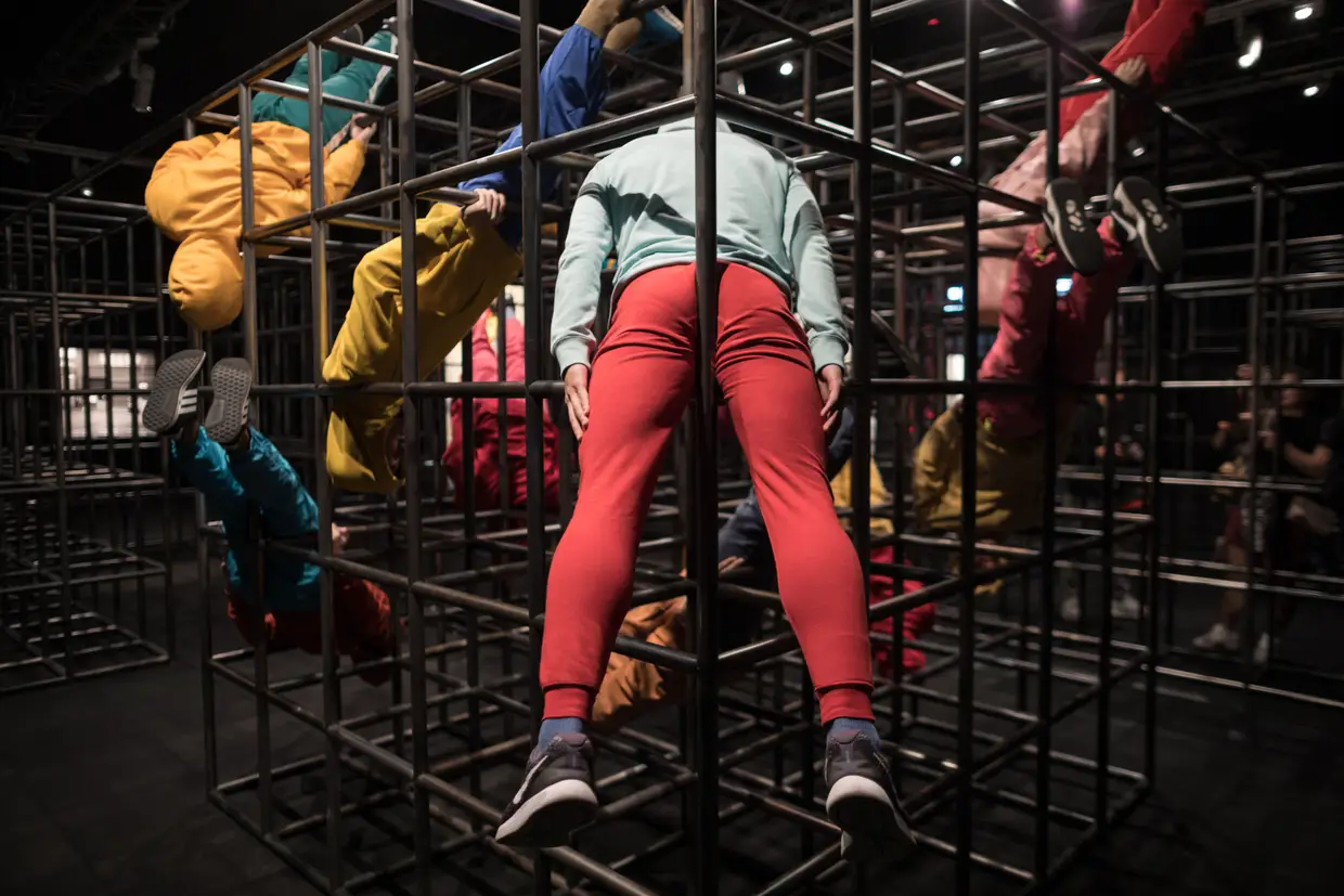 Exposição intitulada "Exposição Multissensorial de recreios urbanos" mostra como o artista austríaco Willi Dorner usa espaços urbanos para interpretar a relação entre corpos e objetos
