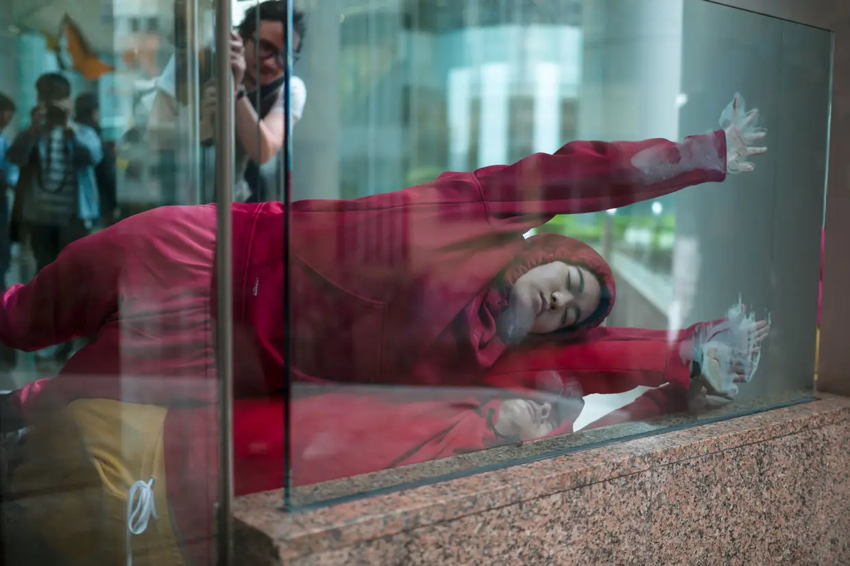 Exposição envolve com o ambiente urbano, o movimento de seu próprio corpo, comportamento e hábitos» segundo o artista