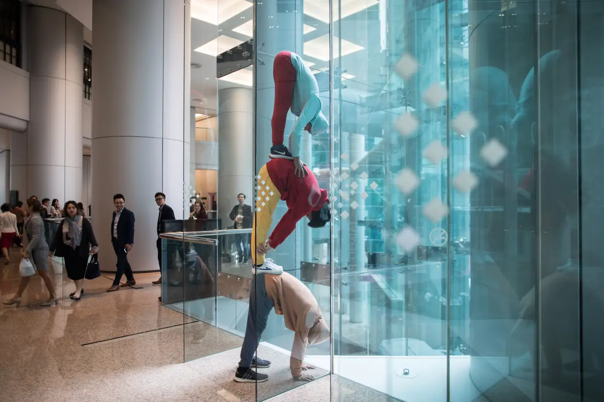 Bailarinos "dão corpo" à exposição do artista austríaco Willi Dorner em Hong Kong