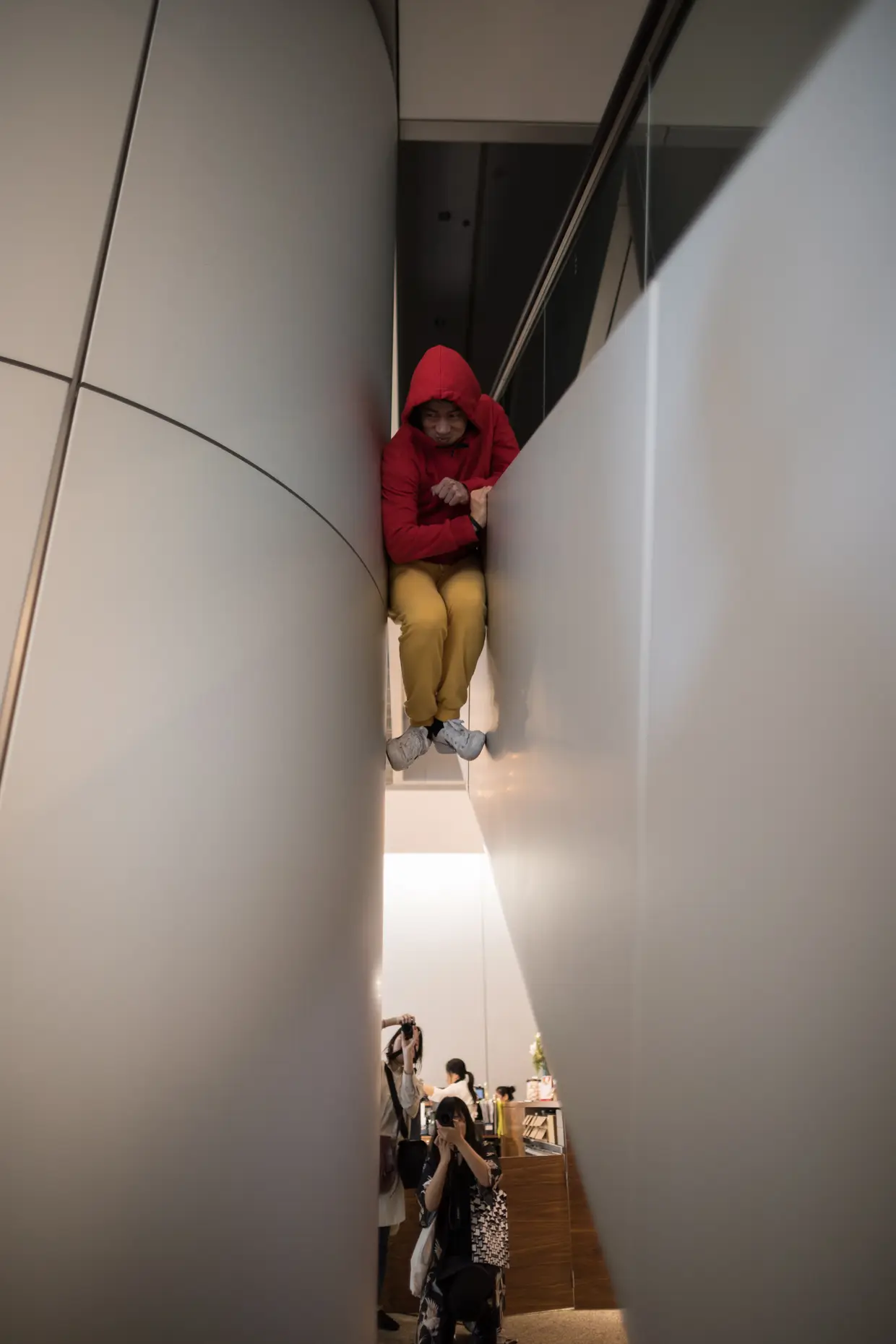 Esculturas humanas "escondem-se" em Hong Kong numa exposição do artista austríaco Willi Dorner