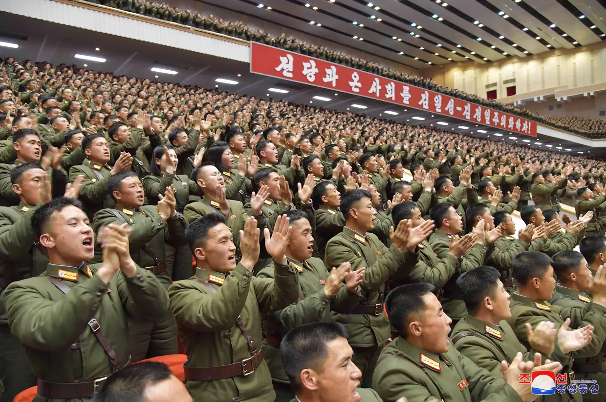 Uma imagem divulgada pela agência de notícias da Coreia do Norte mostra um encontro do Exército Popular da Coreia, em Pyongyang.