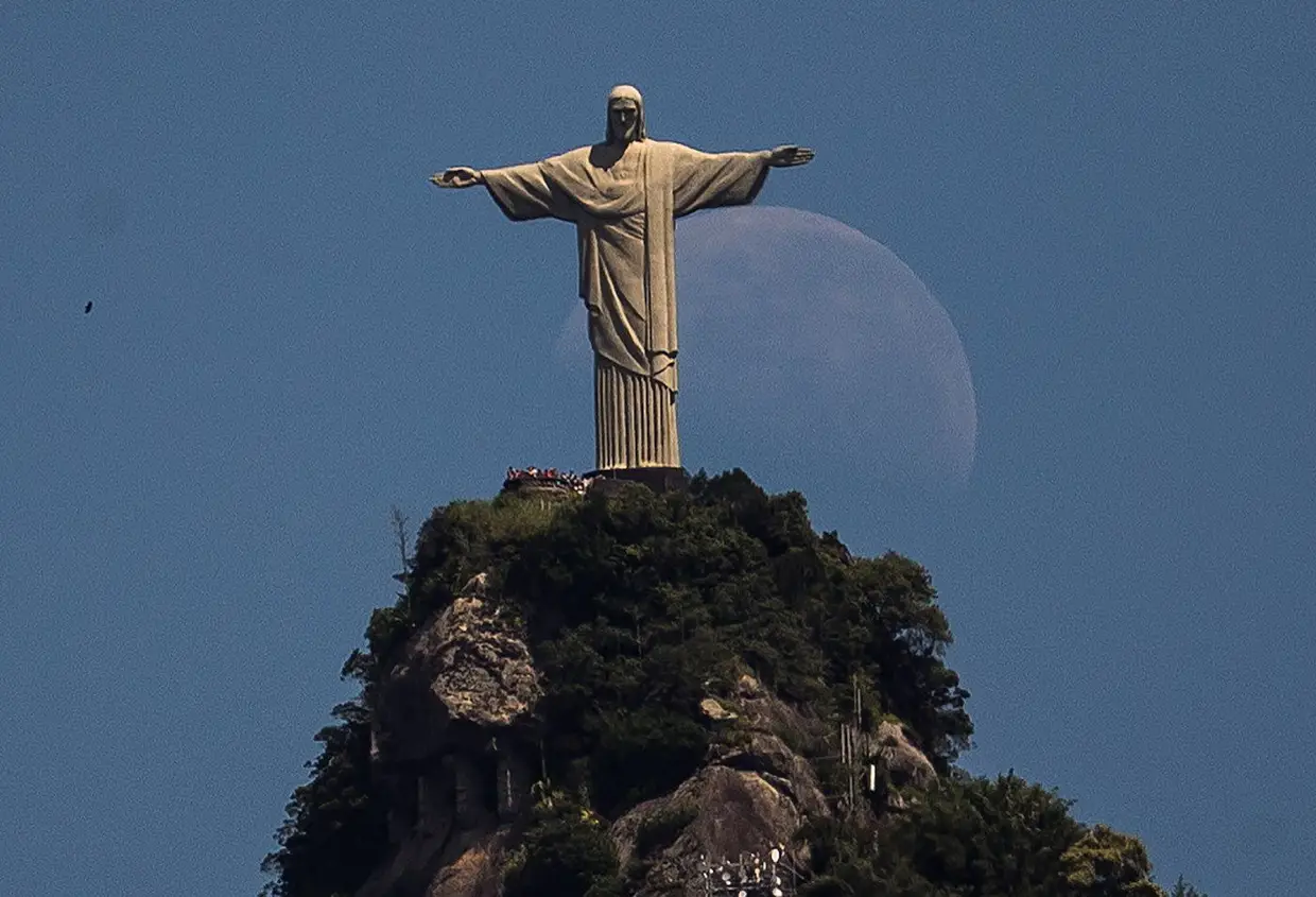 A lua por trás do Cristo Redentor, Rio de Janeiro, Brasil.