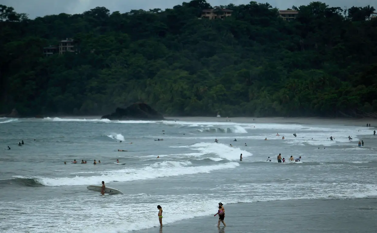 Costa Rica - O jornal destaca o clima tropical, o baixo custo de vida, o "bom" sistema sanitário, as casas económicas e a "grande beleza" natural.