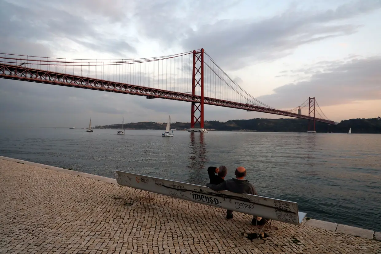 Portugal - O jornal espanhol destaca as parecenças de Portugal com Espanha.