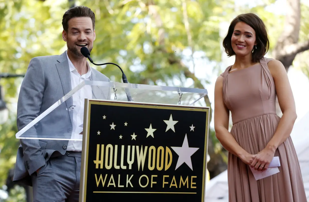 Shane West discursa ao lado de Mandy Moore, na cerimónia no Walk of Fame, em Hollywood.