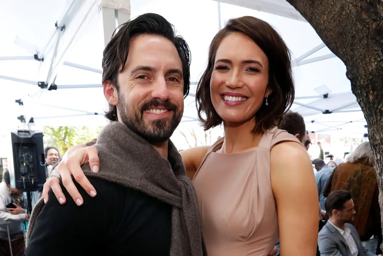 Mandy Moore com Milo Ventimiglia, ator com quem contracena na série "This is Us".