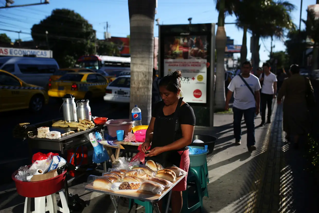 Costa Rica - Modo de vida saudável: "consumem poucos alimentos processados, muitas frutas e verduras orgânicas e optam pelas atividades e reuniões sociais ao ar livre".